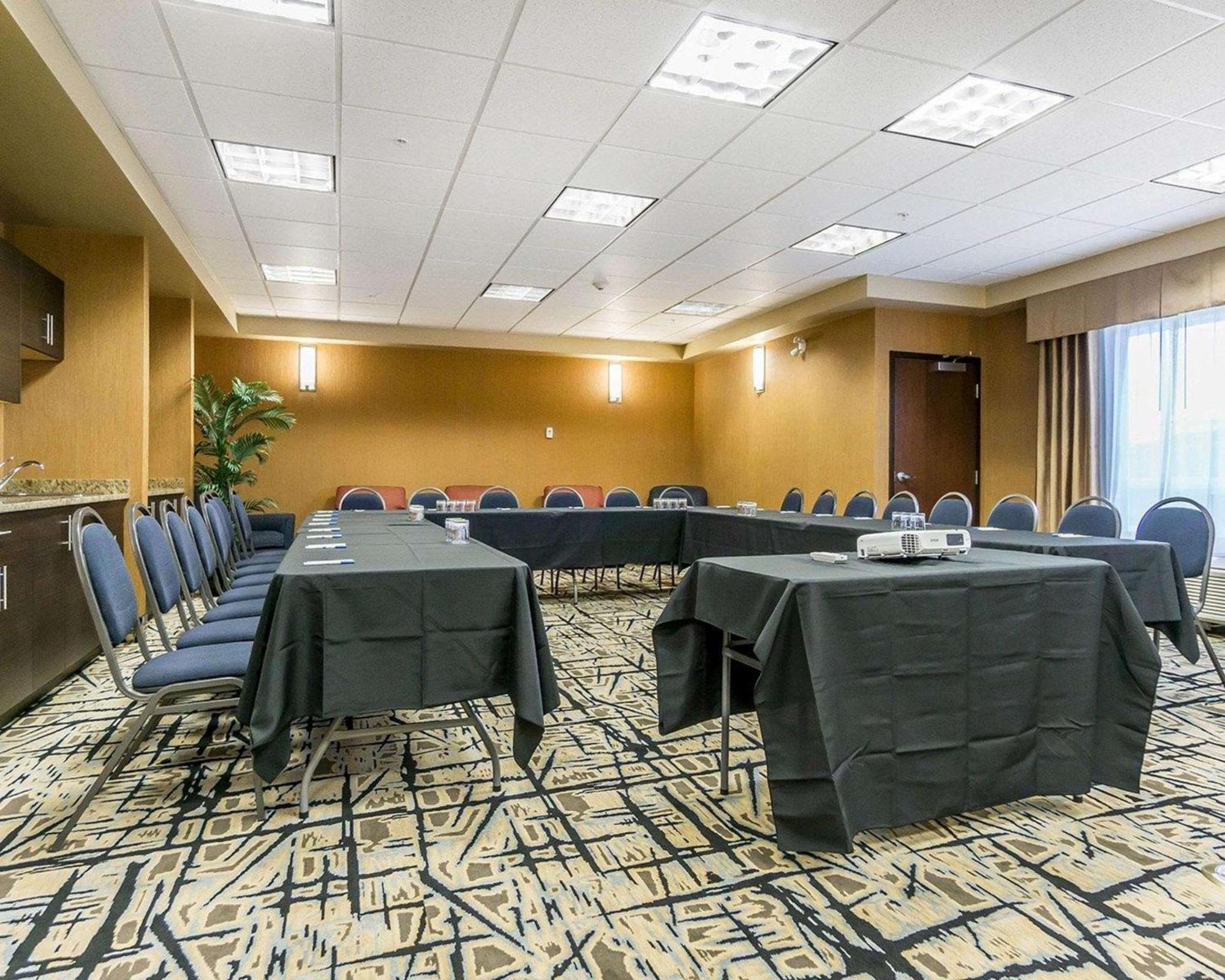 Comfort Inn & Suites Edmonton International Airport Nisku Luaran gambar